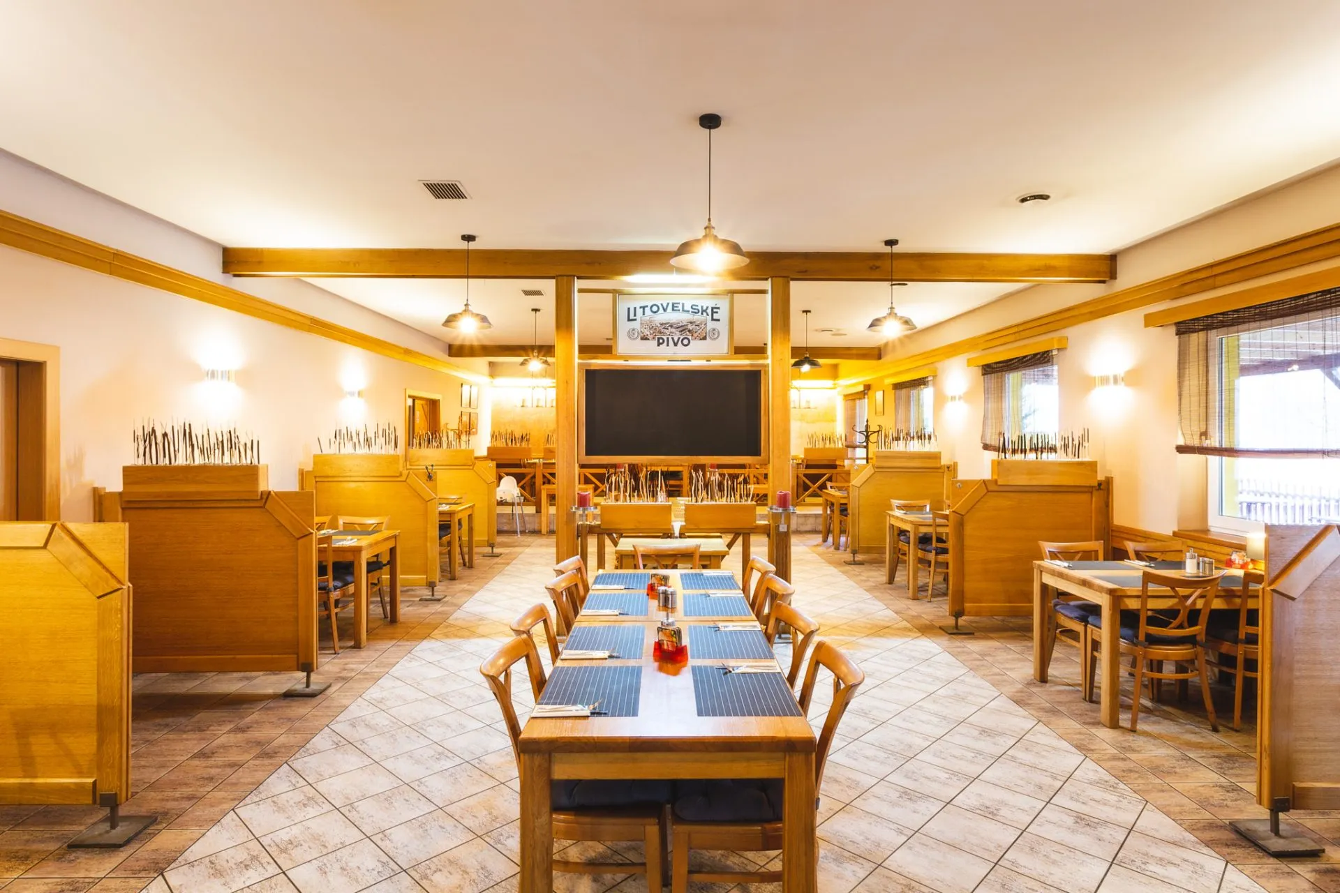 Interiér Restaurace Litovel s prostřenými stoly