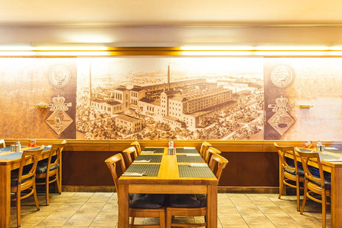 Sál restaurace s historickou fotografií pivovaru